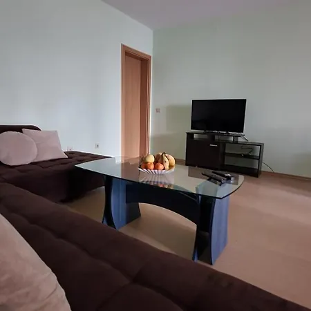 Minimalistic 1br Flat With A Parking Spot شقة